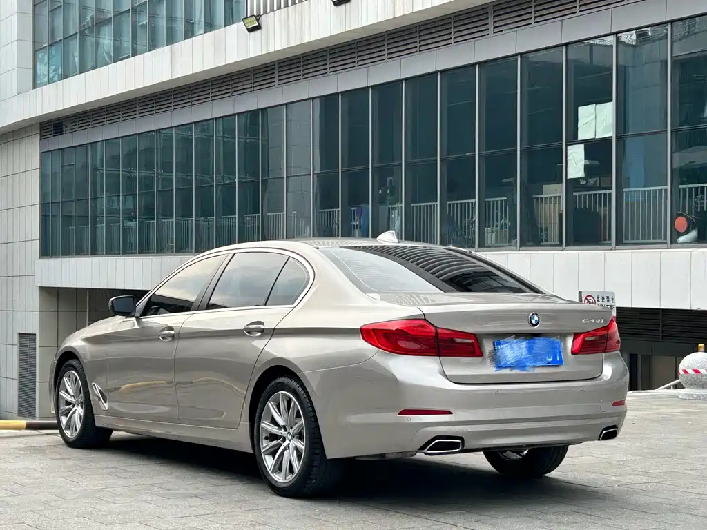 BMW 5 Series — миниатюра 6