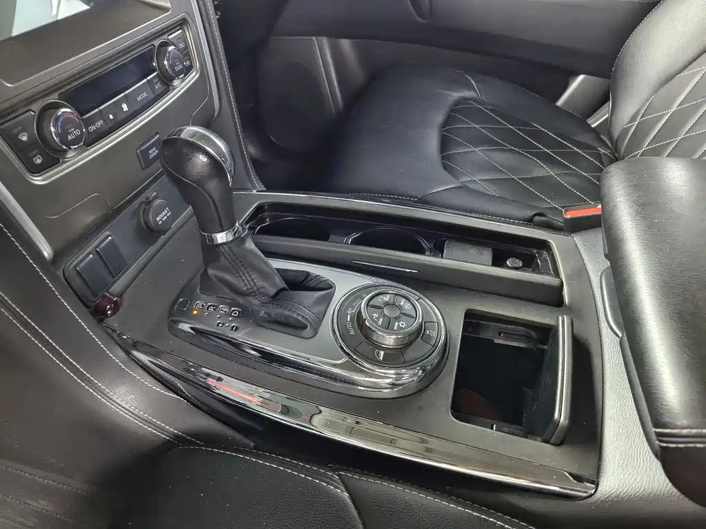 Nissan Patrol — миниатюра 6