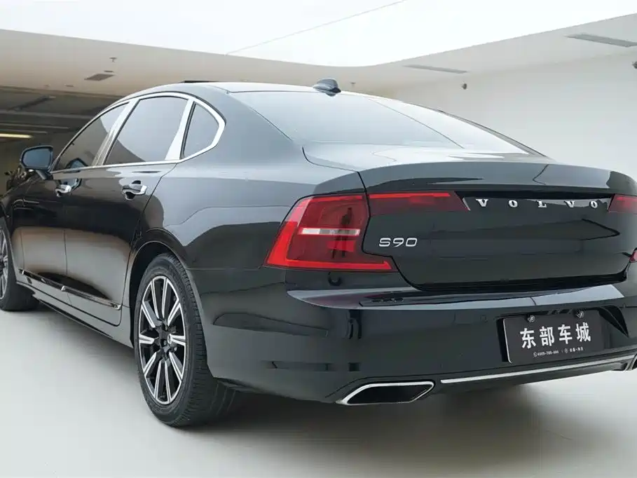 VOLVO  S90