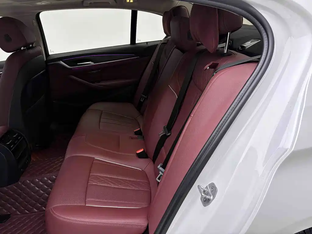 BMW 5 Series — миниатюра 9