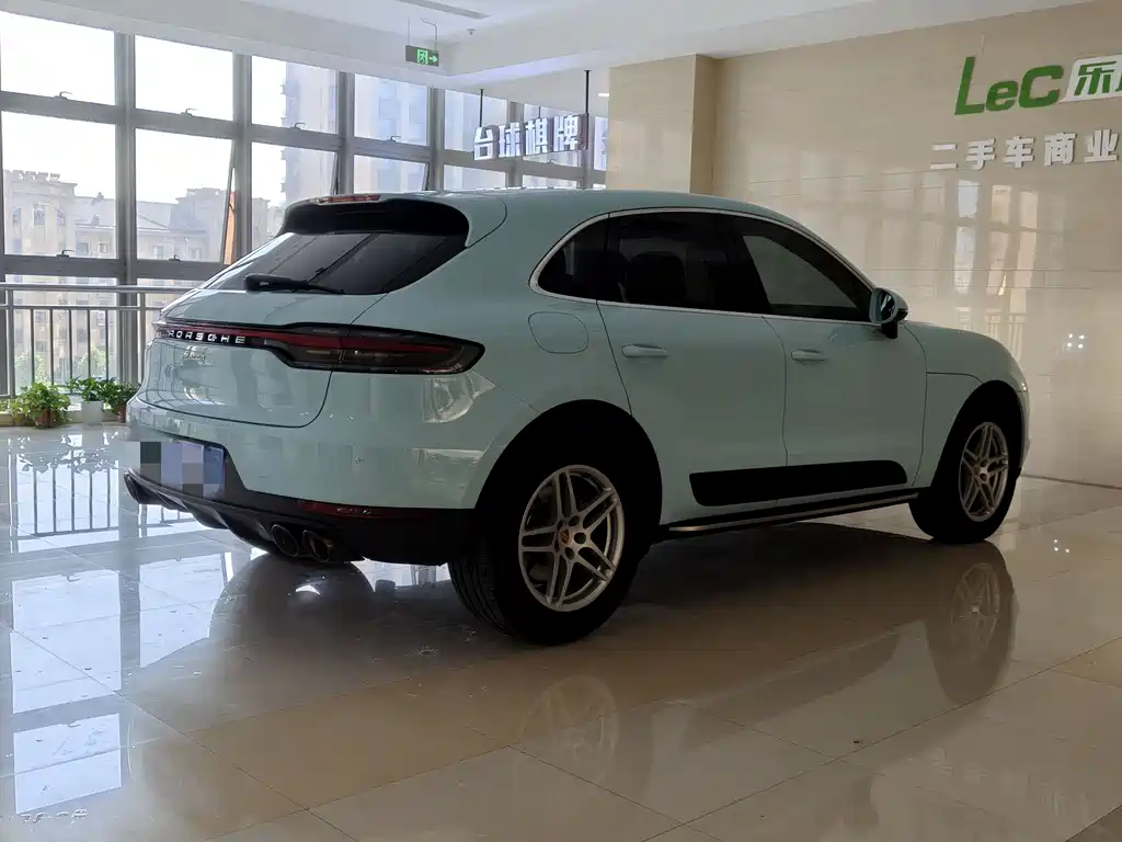 PORSCHE MACAN