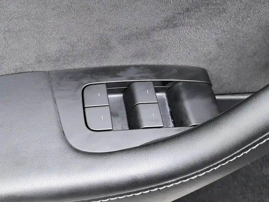 Tesla Model Y — миниатюра 9