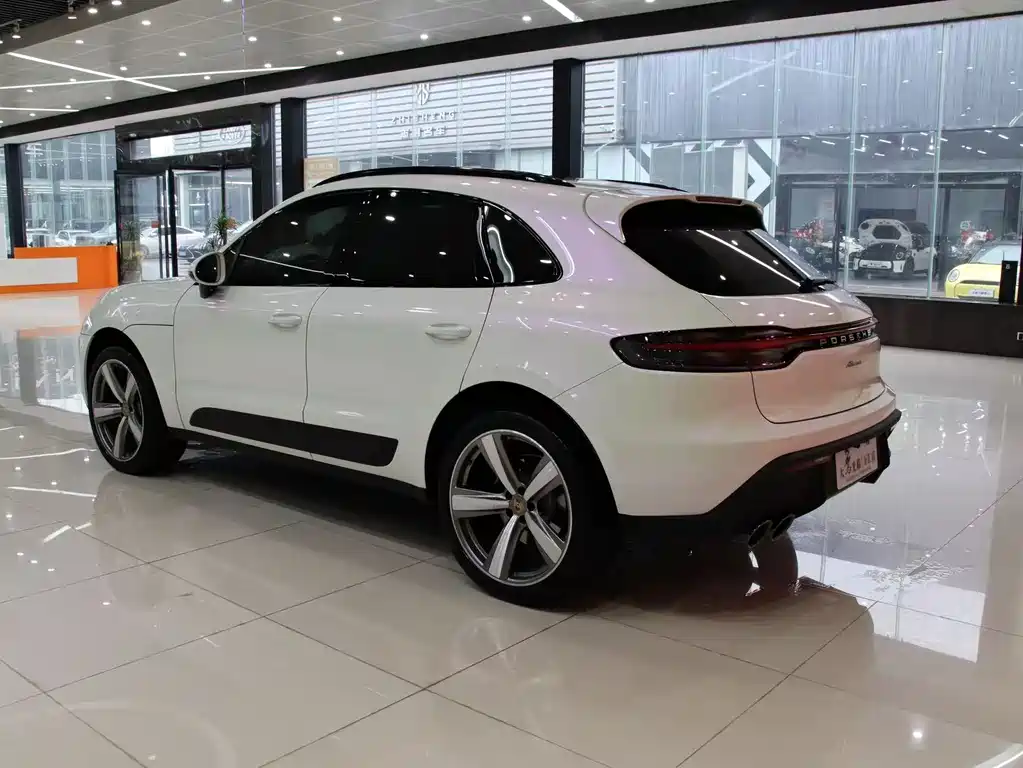 PORSCHE MACAN