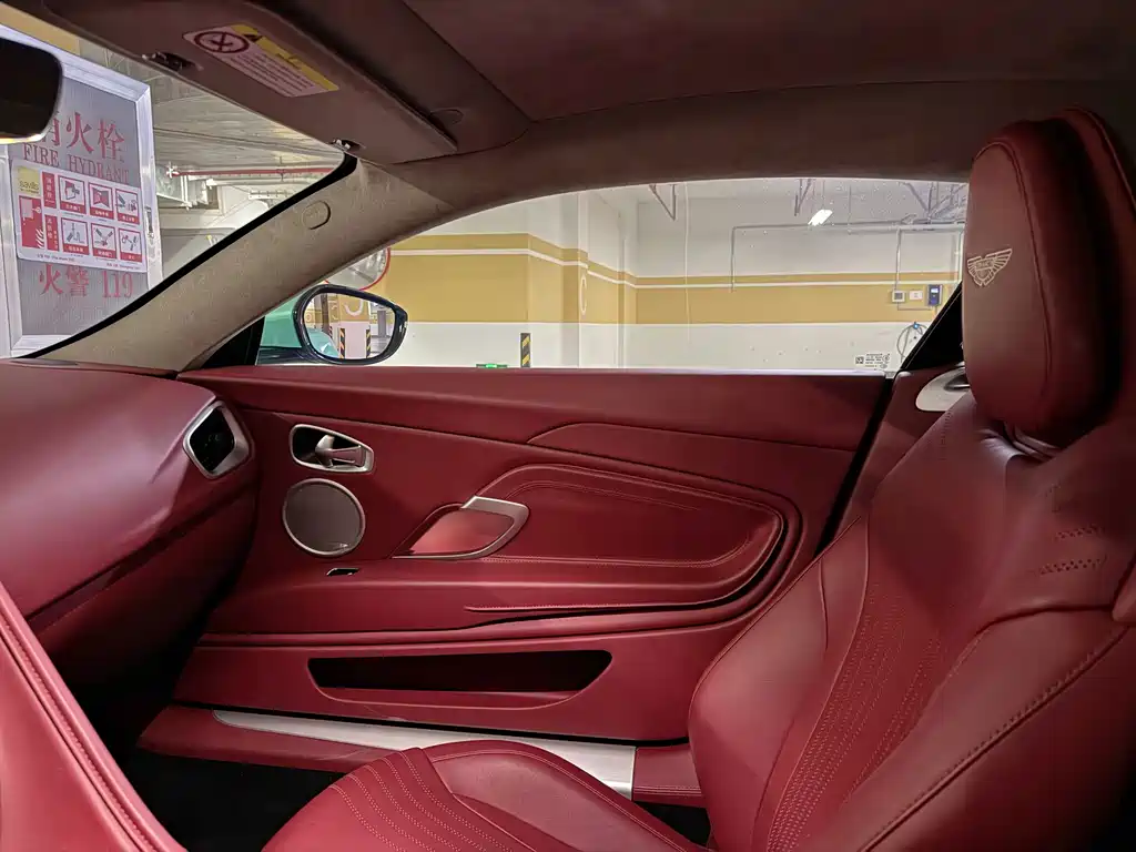 Aston Martin DB11 — миниатюра 10