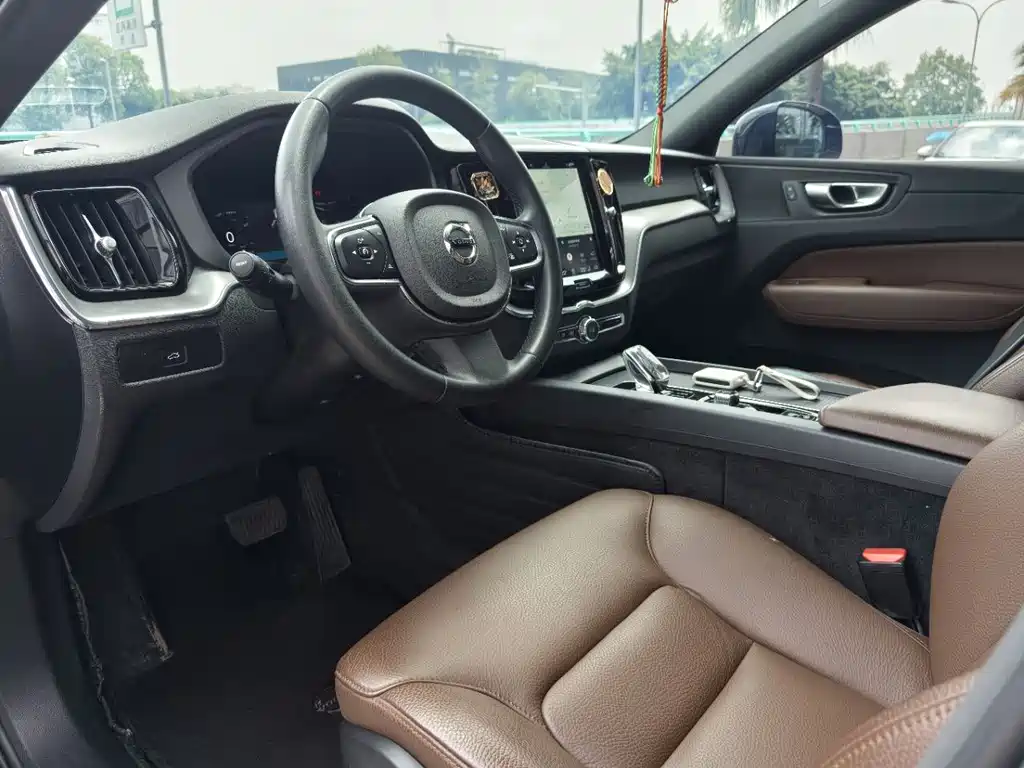 Volvo XC60 2023 B5 Luxury