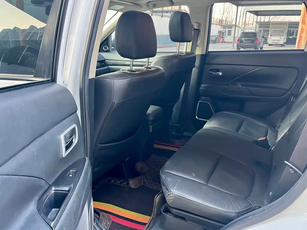 MITSUBISHI OUTLANDER