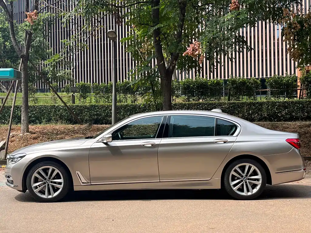 BMW 7 Series — миниатюра 4