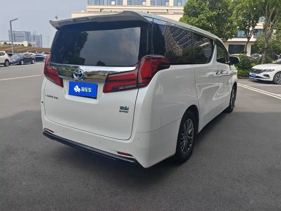 Toyota Alphard — миниатюра 3