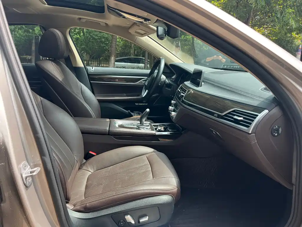 BMW 7 Series — миниатюра 11