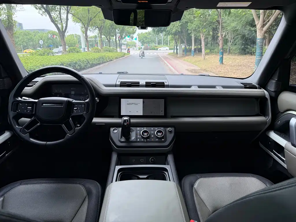 Land Rover Defender — миниатюра 12