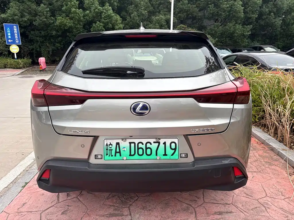 Lexus UX New Energy — миниатюра 7
