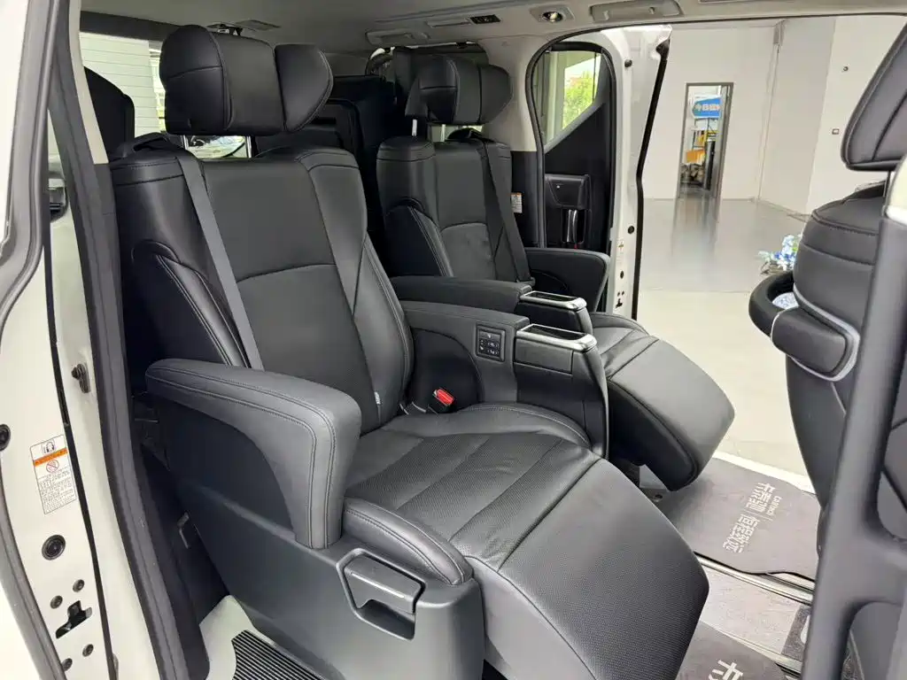 Toyota Vellfire — миниатюра 33