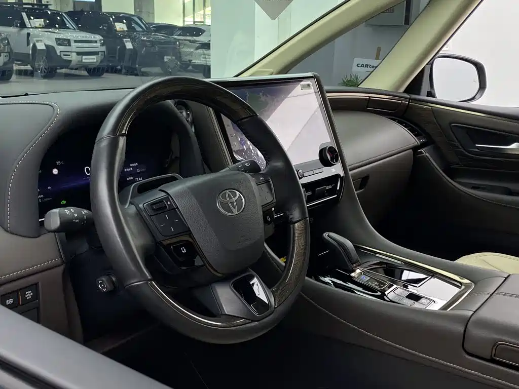 Toyota Alphard — миниатюра 30