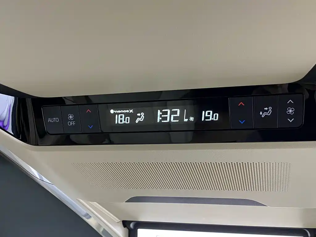 Toyota Alphard — миниатюра 34