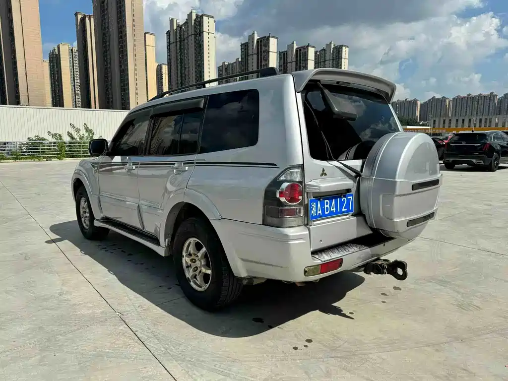 Mitsubishi Pajero — миниатюра 6