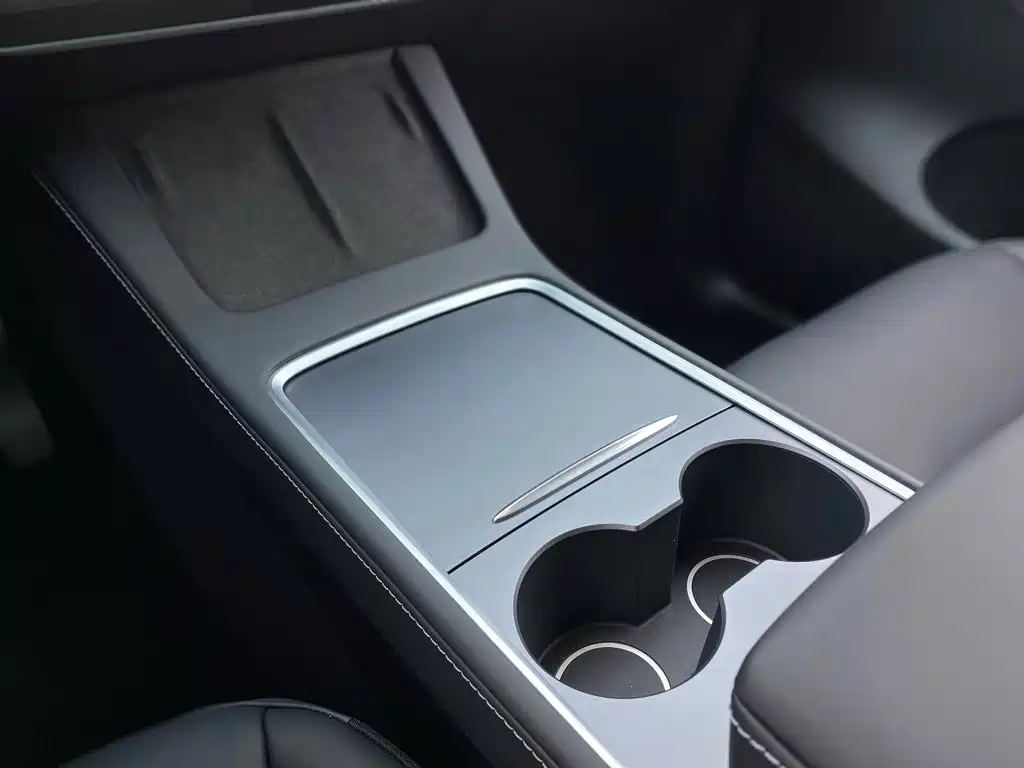 Tesla Model Y — миниатюра 20