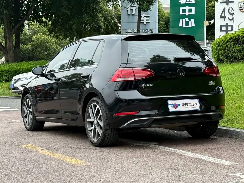 VOLKSWAGEN GOLF