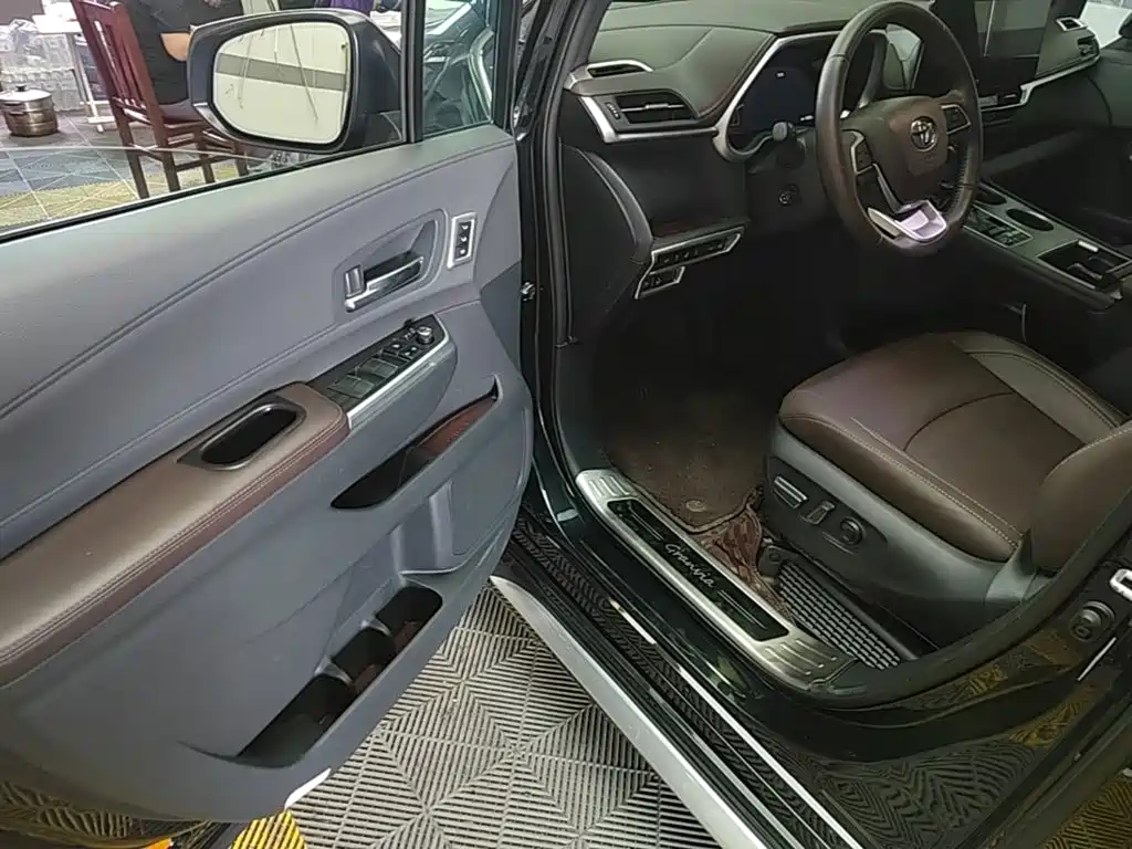 Toyota Granvia — миниатюра 16
