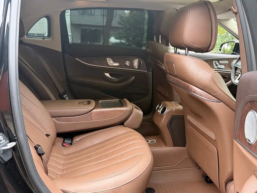 Mercedes-Benz E-Class — миниатюра 8