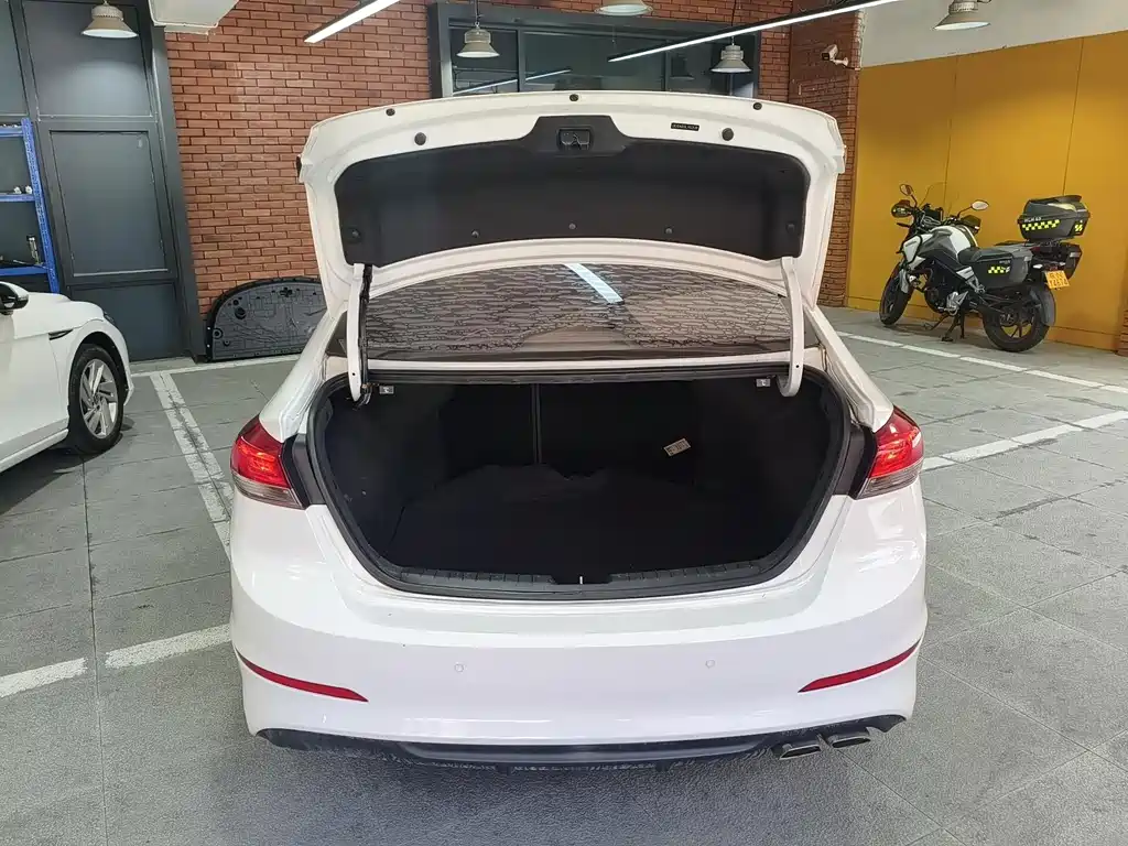 Hyundai Elantra — миниатюра 20