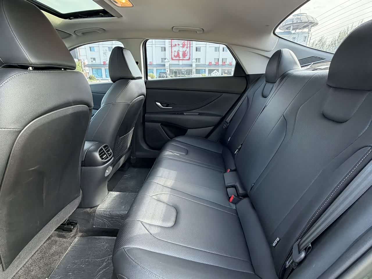 Hyundai Elantra 1.5 л 2023 г. Серебристо-серый, пробег 44000 км