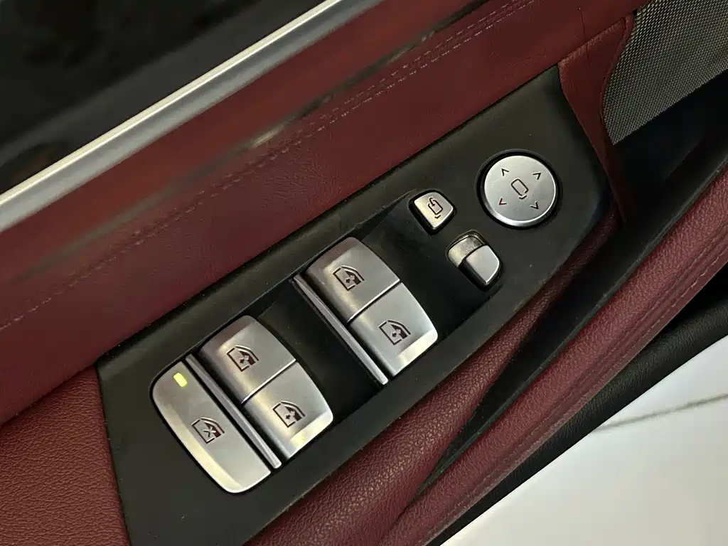 BMW 5 Series — миниатюра 10