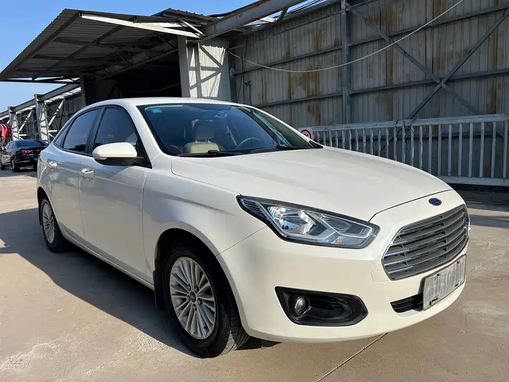 Ford Escort 2015 1.5L MT Comfort