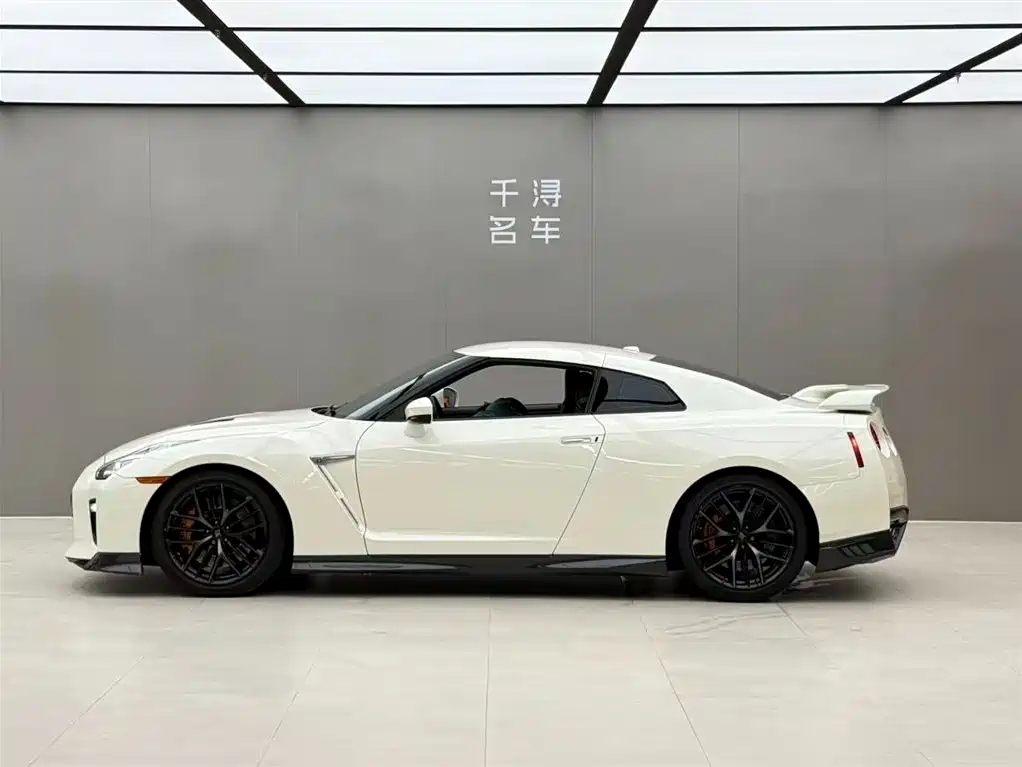 NISSAN GT R