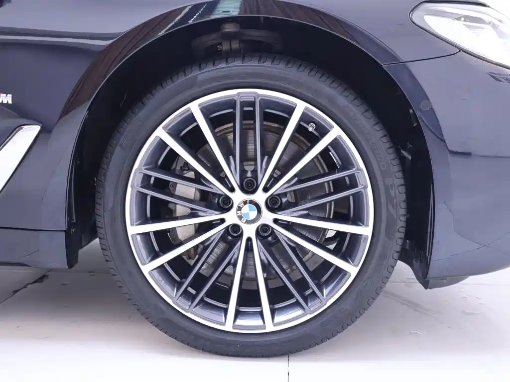 BMW 5 Series — миниатюра 6