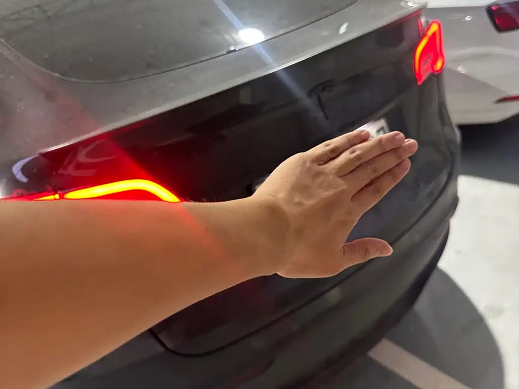 Tesla Model Y — миниатюра 9