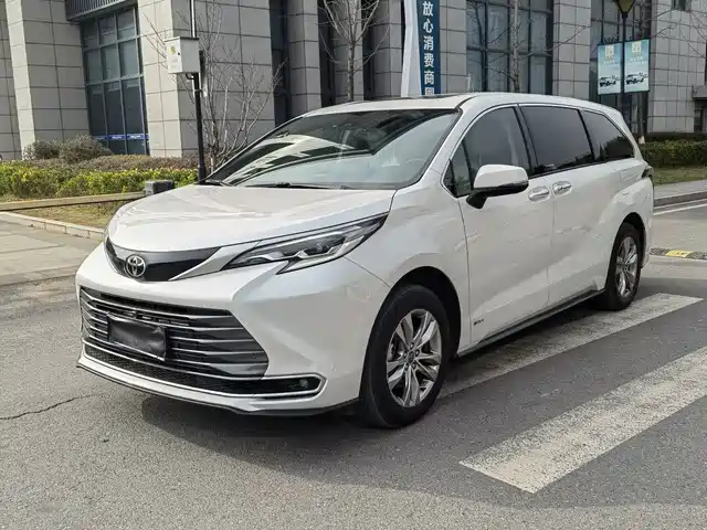 TOYOTA SIENNA 2024
