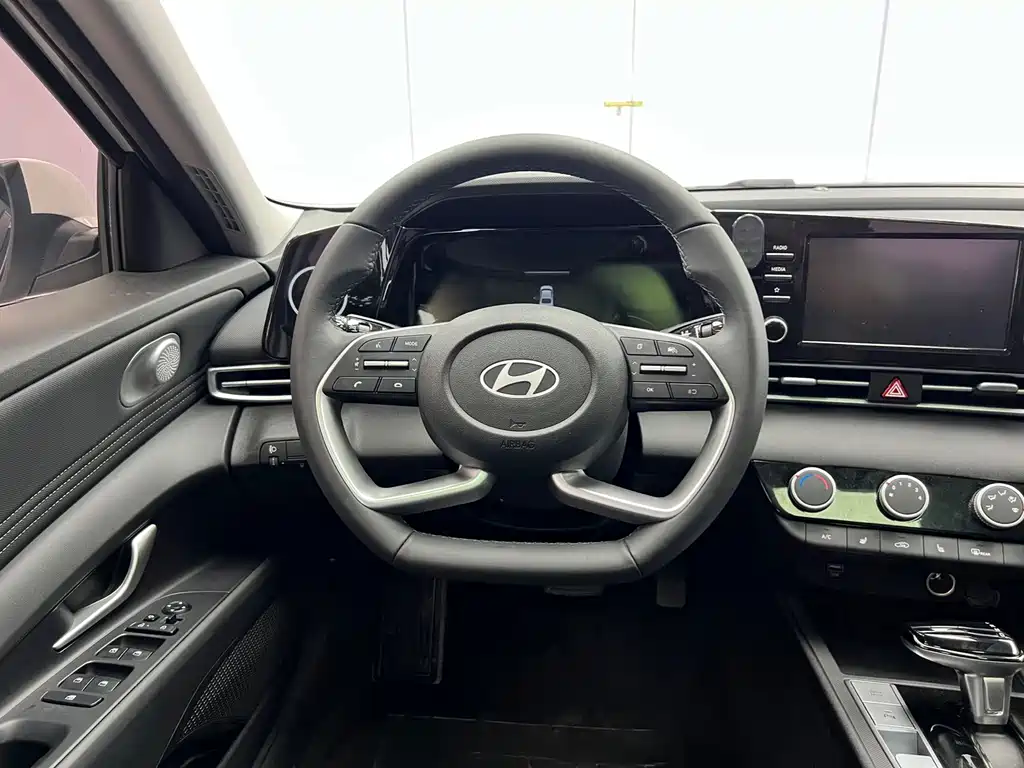 Hyundai Elantra — миниатюра 10