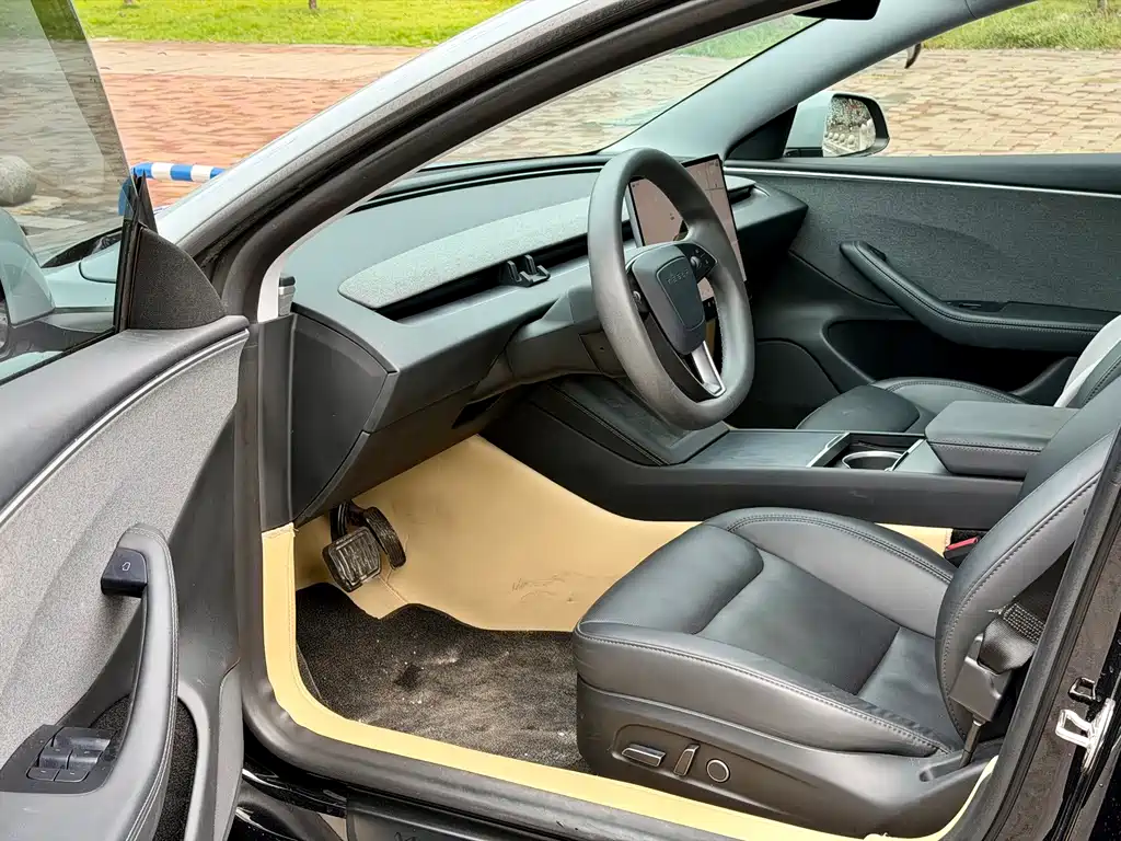 Tesla Model 3 — миниатюра 7