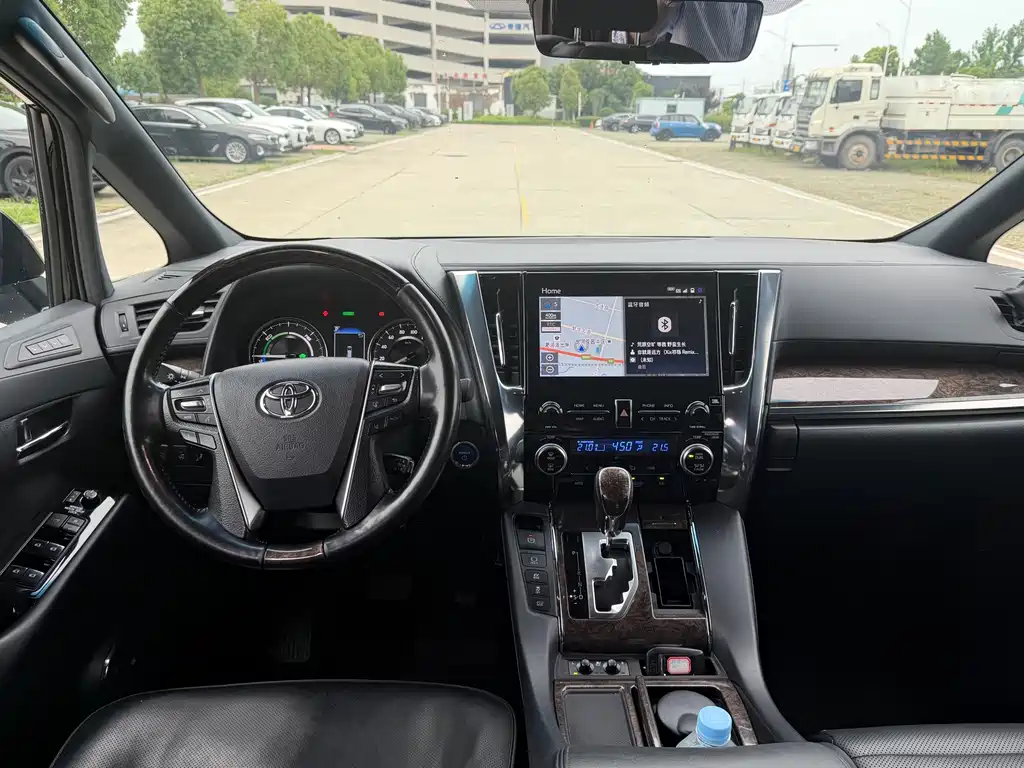 Toyota Alphard — миниатюра 12