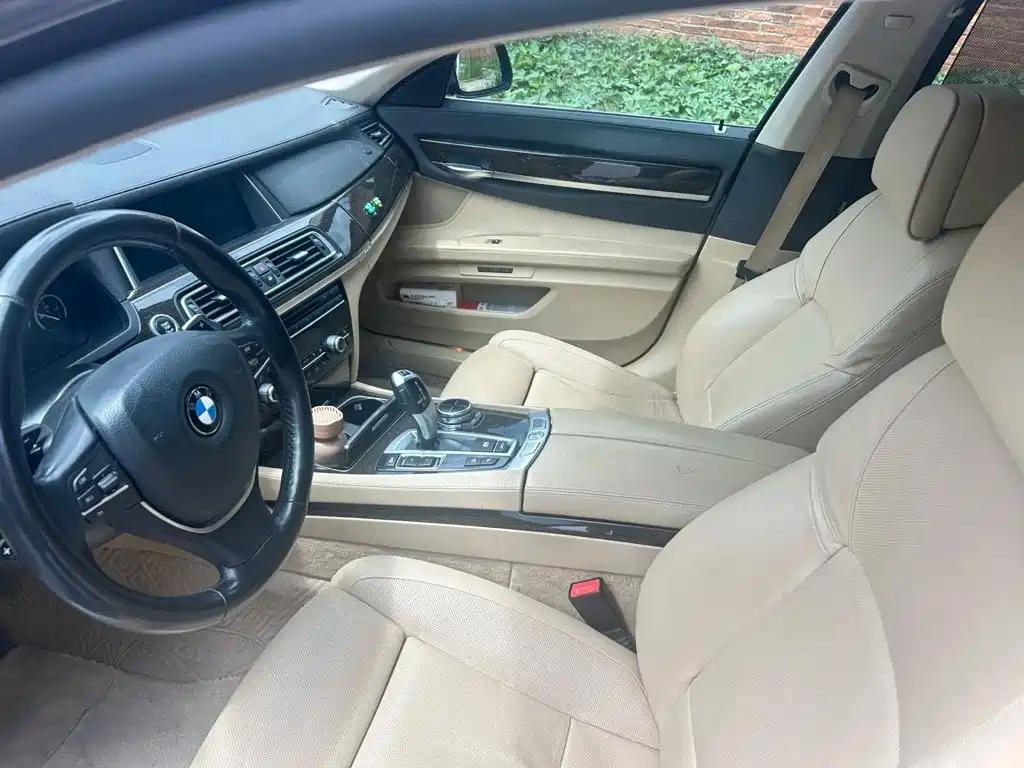 BMW 7 Series — миниатюра 6