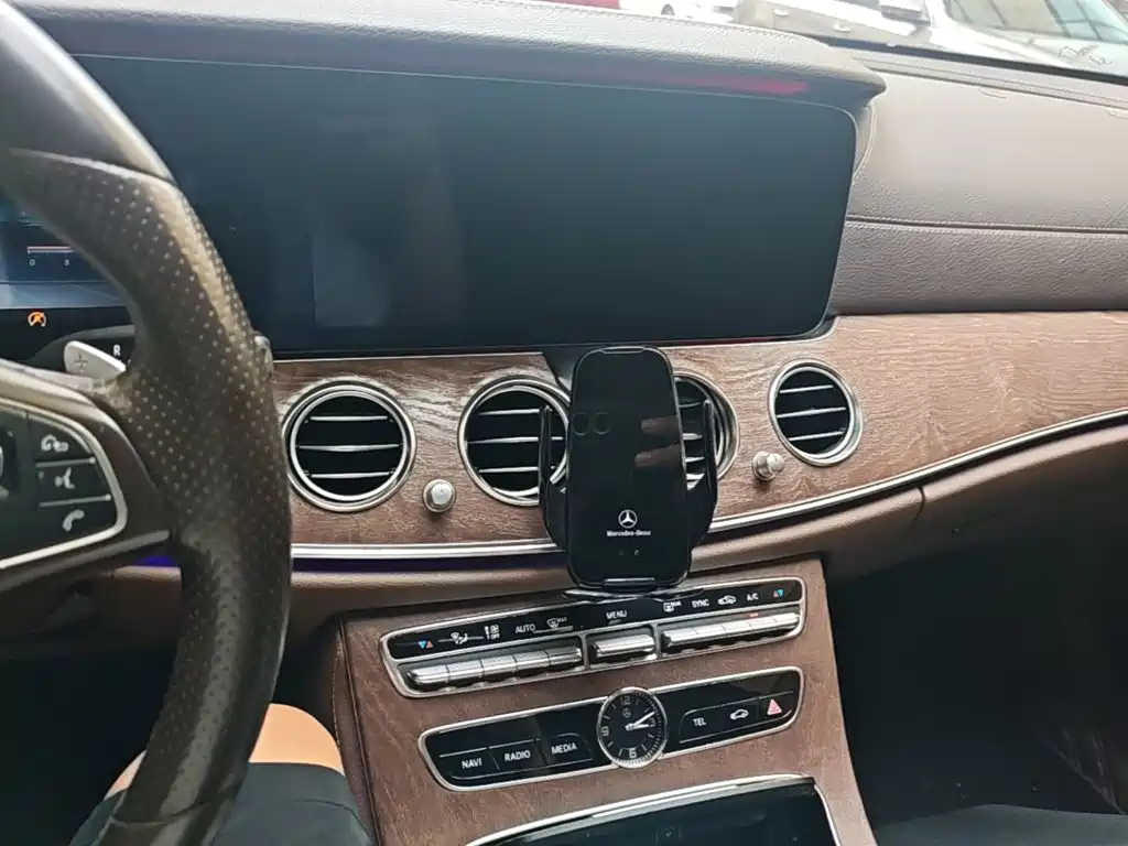 Mercedes-Benz E-Class — миниатюра 13