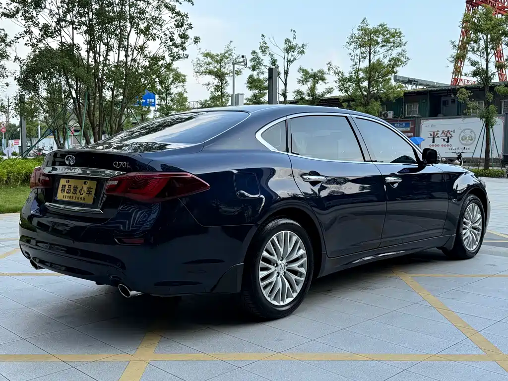 INFINITI  Q70