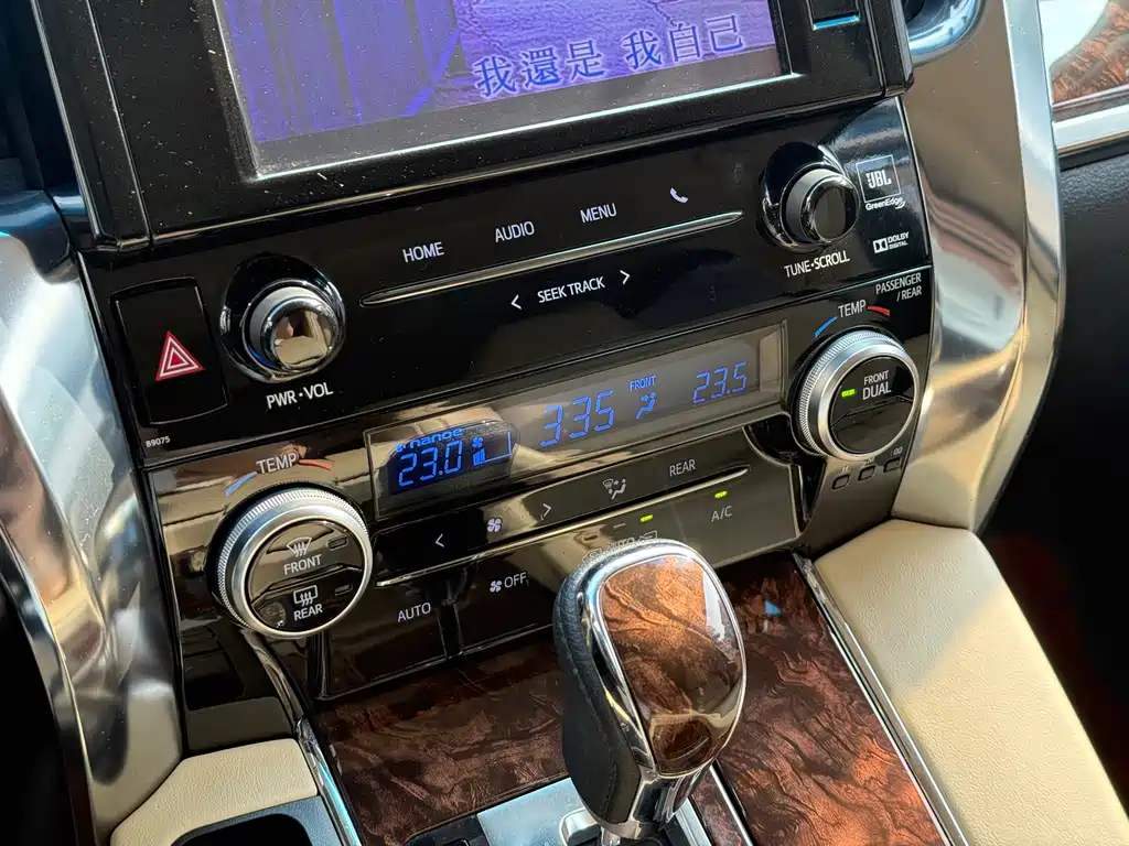 Toyota Alphard — миниатюра 13