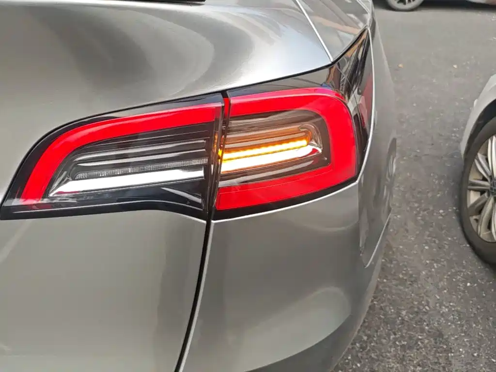 Tesla Model Y — миниатюра 8