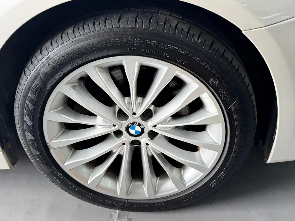 BMW 5 Series — миниатюра 10