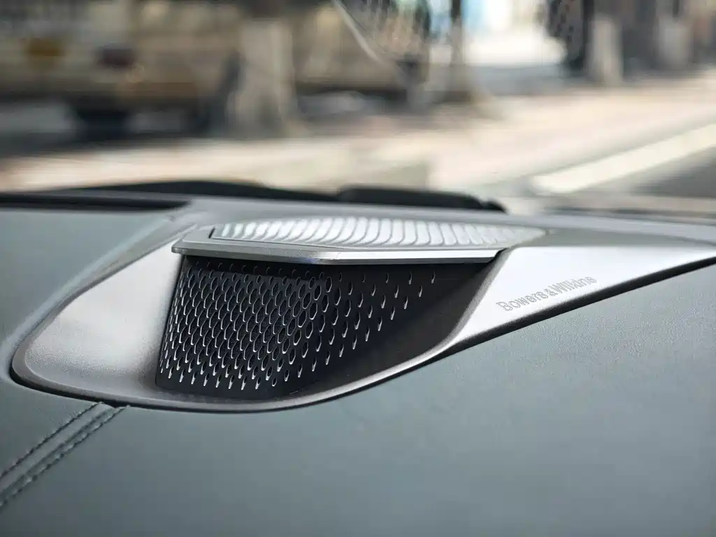 Aston Martin V8 Vantage — миниатюра 9