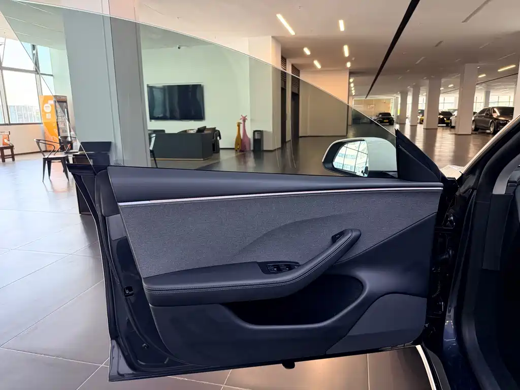 Tesla Model 3 — миниатюра 10
