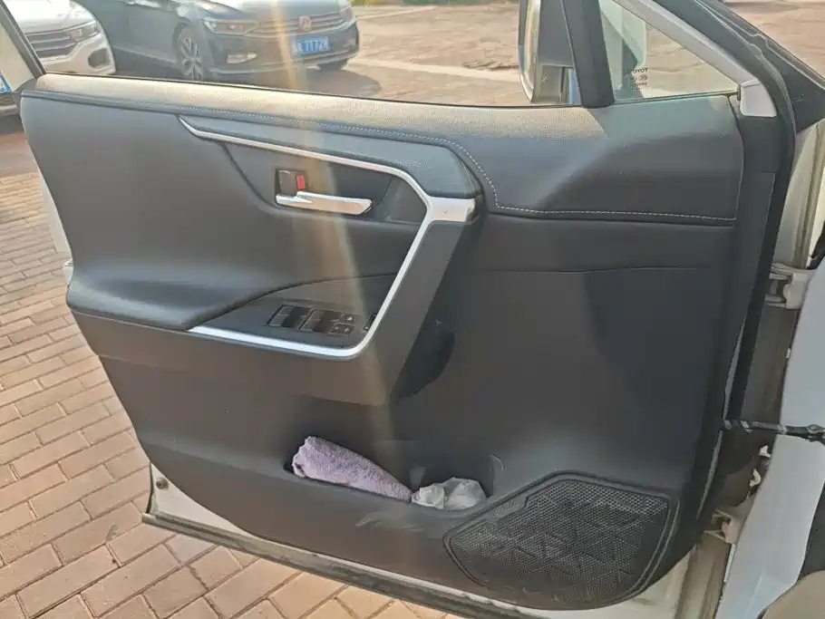 Toyota RAV4 — миниатюра 7