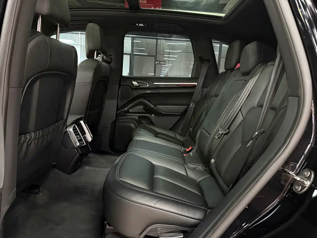 Porsche Cayenne — миниатюра 7