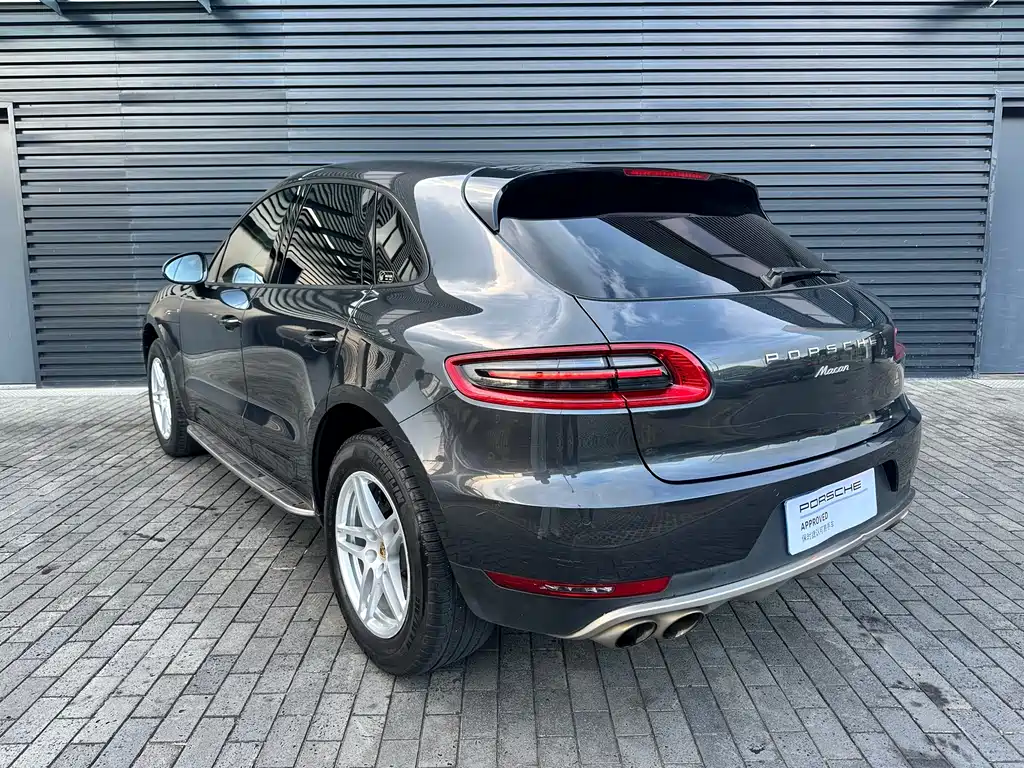 PORSCHE MACAN