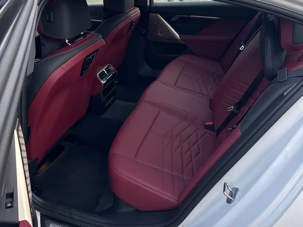 BMW 5 Series — миниатюра 11