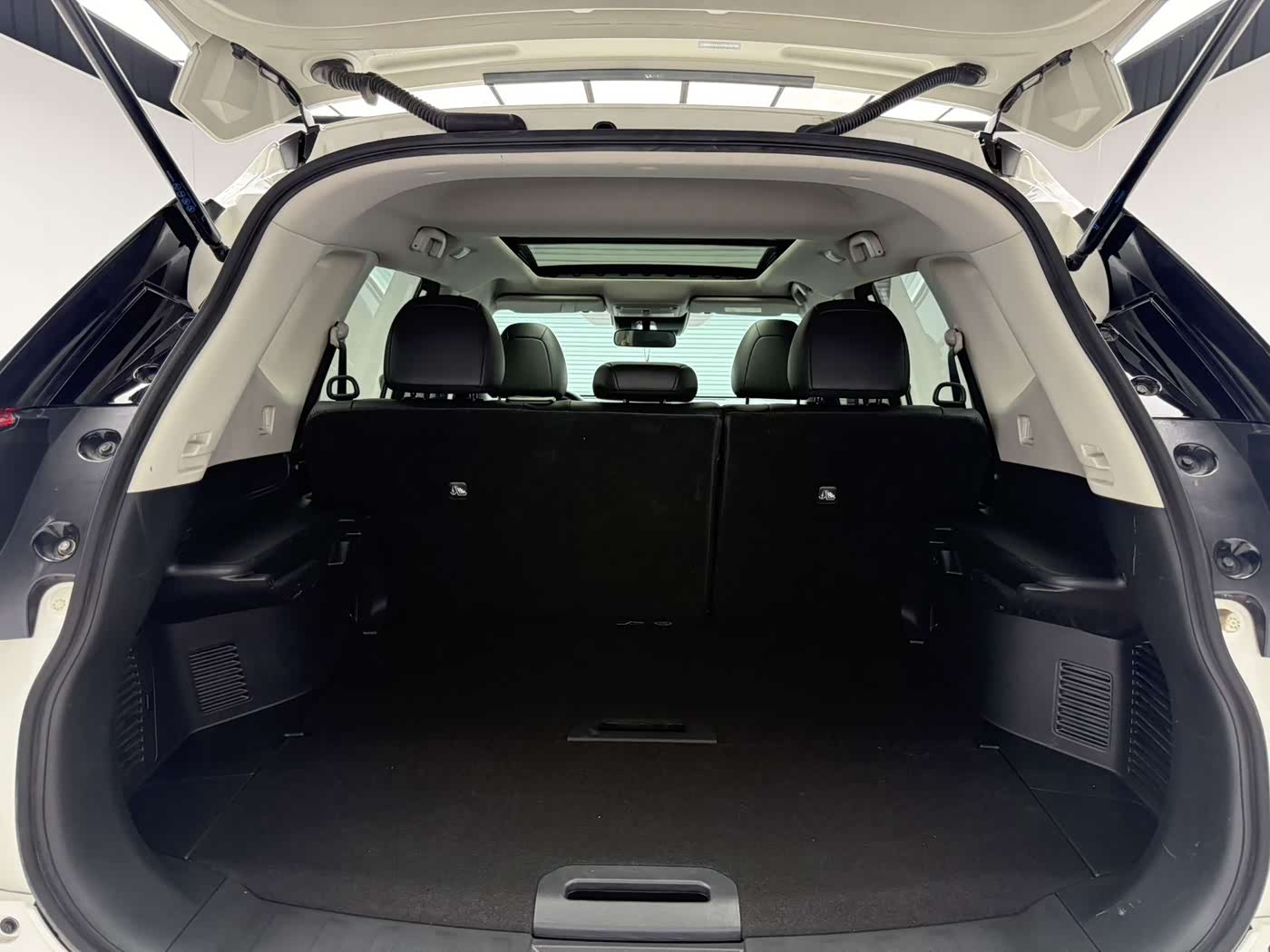 Nissan X-Trail 2.0 л 2023 г. Белый, пробег 15000 км