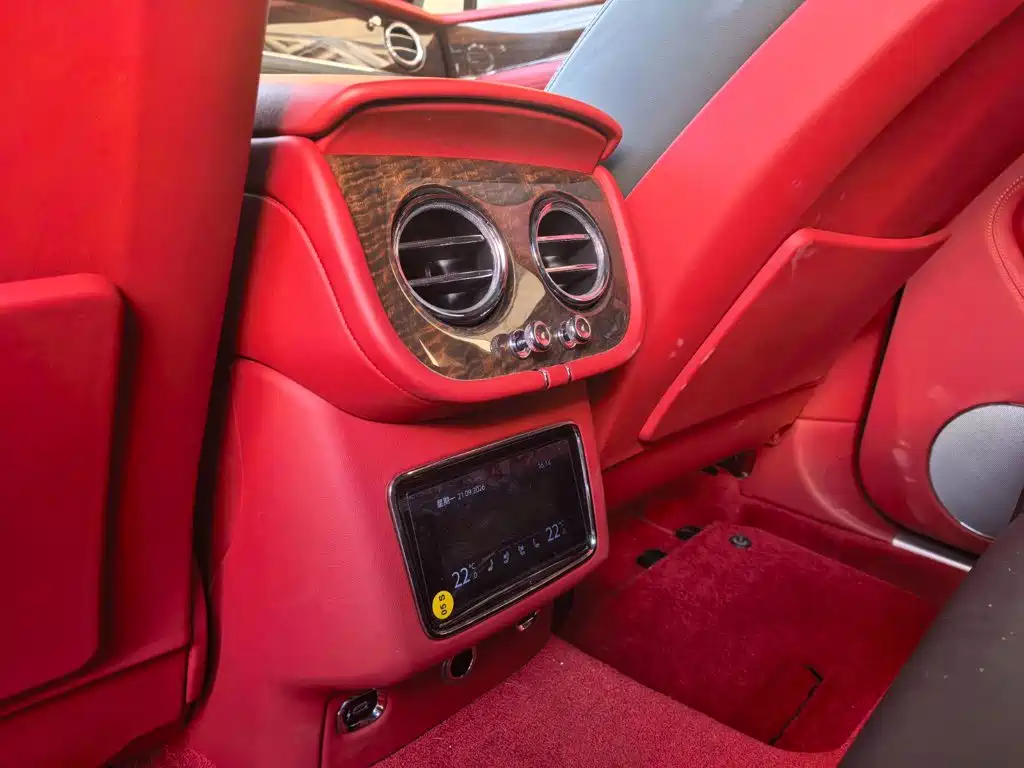 Bentley Bentayga — миниатюра 10