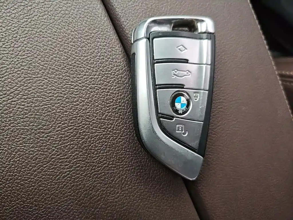 BMW 5 Series — миниатюра 9