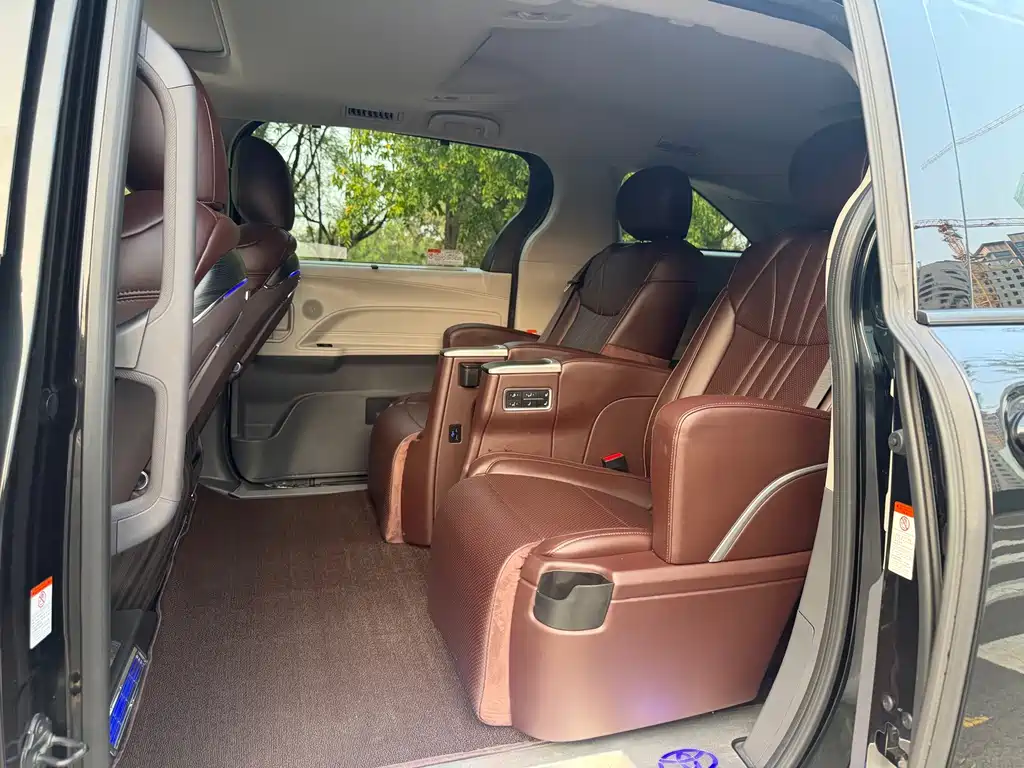 Toyota Granvia — миниатюра 7